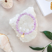 Ladda upp bild till gallerivisning, Elegant and stylish elastic Kunzite bracelet with gemstones and details in 18k gold-plated 925 sterling silver and brass. Presented on a crystal cluster beach style.
