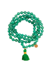 Ladda upp bild till gallerivisning, Elegant and exclusive mala necklace with Green Aventurine crystals and details in 18k gold-plated 925 sterling silver and brass.
