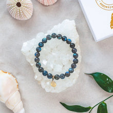 Ladda upp bild till gallerivisning, Elegant and stylish elastic bracelet with high grade Labradorite gemstones and details in 18k gold-plated 925 sterling silver and brass. Presented on a crystal cluster beach style. Gypset style jewelry.
