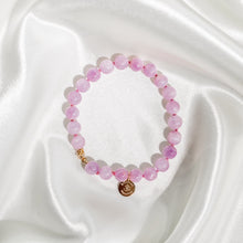 Ladda upp bild till gallerivisning, Hand knotted Kunzite bracelet with a clasp and details in 18k gold plated sterling silver. Presented on white silk.
