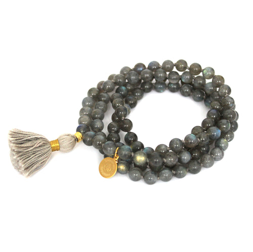 Elegant and exclusive Labradorite Mala Necklace with 108 gemstones in fantastic quality and details in 18k gold-plated 925 sterling silver and brass.