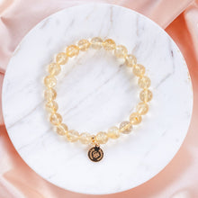 Ladda upp bild till gallerivisning, Elegant and stylish elastic citrine bracelet with high grade gemstones and details in 18k gold-plated 925 sterling silver and brass. Presented on marble and pink silk background. Bohemian style jewelry.

