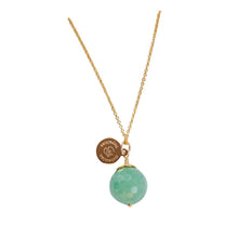 Ladda upp bild till gallerivisning, Unique and minimalistic 80 cm long Green Aventurine necklace with a faceted gemstone. Green Aventurine invites happiness and abundance into your life. Details in 18k goldplated sterling silver.
