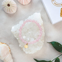 Ladda upp bild till gallerivisning, Elegant and stylish elastic Rose Quartz bracelet with details in 18k gold-plated 925 Sterling silver and brass. Rose quartz is called the love stone because it emits strong vibrations of love and happiness. Presented on a crystal cluster beach style

