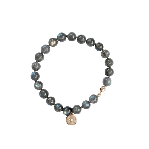 Elegant and stylish hand knotted Labradorite bracelet with high grade gemstones and details in 18k gold-plated 925 sterling silver. 
