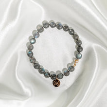 Ladda upp bild till gallerivisning, Elegant and stylish hand knotted Labradorite bracelet with high grade gemstones and details in 18k gold-plated 925 sterling silver. Presented on white silk.
