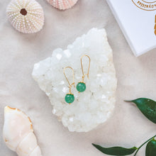 Ladda upp bild till gallerivisning, Elegant Green Aventurine earrings with details in 18k gold-plated 925 sterling silver. Presented on a crystal cluster on a beach
