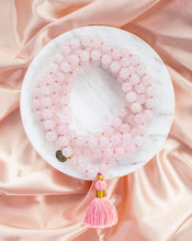 Load image into Gallery viewer, Exklusivt mala halsband i rosa rosenkvarts kristall på ett fat av marmor och silke
