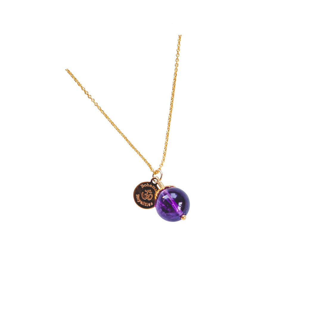 Elegant and minimalistic amethyst necklace with details in 18k gold-plated 925 Sterling silver and brass. Chain is 80 cm long. High grade amethyst gemstone.