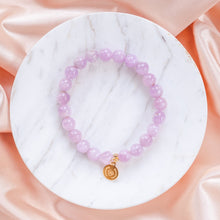 Ladda upp bild till gallerivisning, Elegant and stylish elastic Kunzite bracelet with gemstones and details in 18k gold-plated 925 sterling silver and brass. Presented on marble and pink silk fabric.
