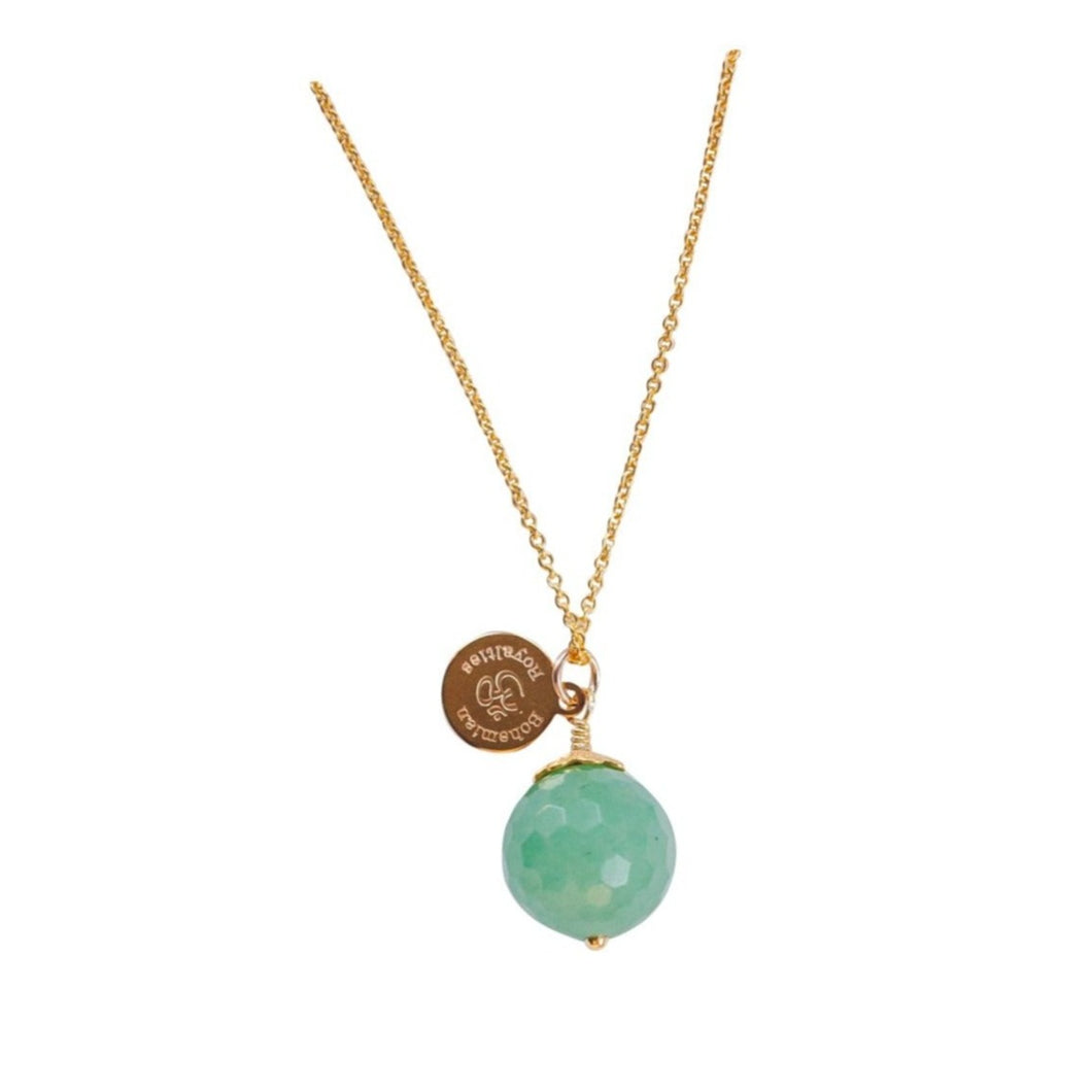 Unique and minimalistic 80 cm long Green Aventurine necklace with a faceted gemstone. Green Aventurine invites happiness and abundance into your life. Details in 18k goldplated sterling silver.